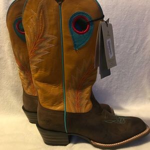 ARIAT women’s brown square toed boots NWT